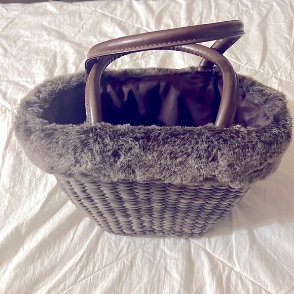 Brown Rattan woven Fur trimmed limited edition Bath and Body Works basket purse - Picture 4 of 7